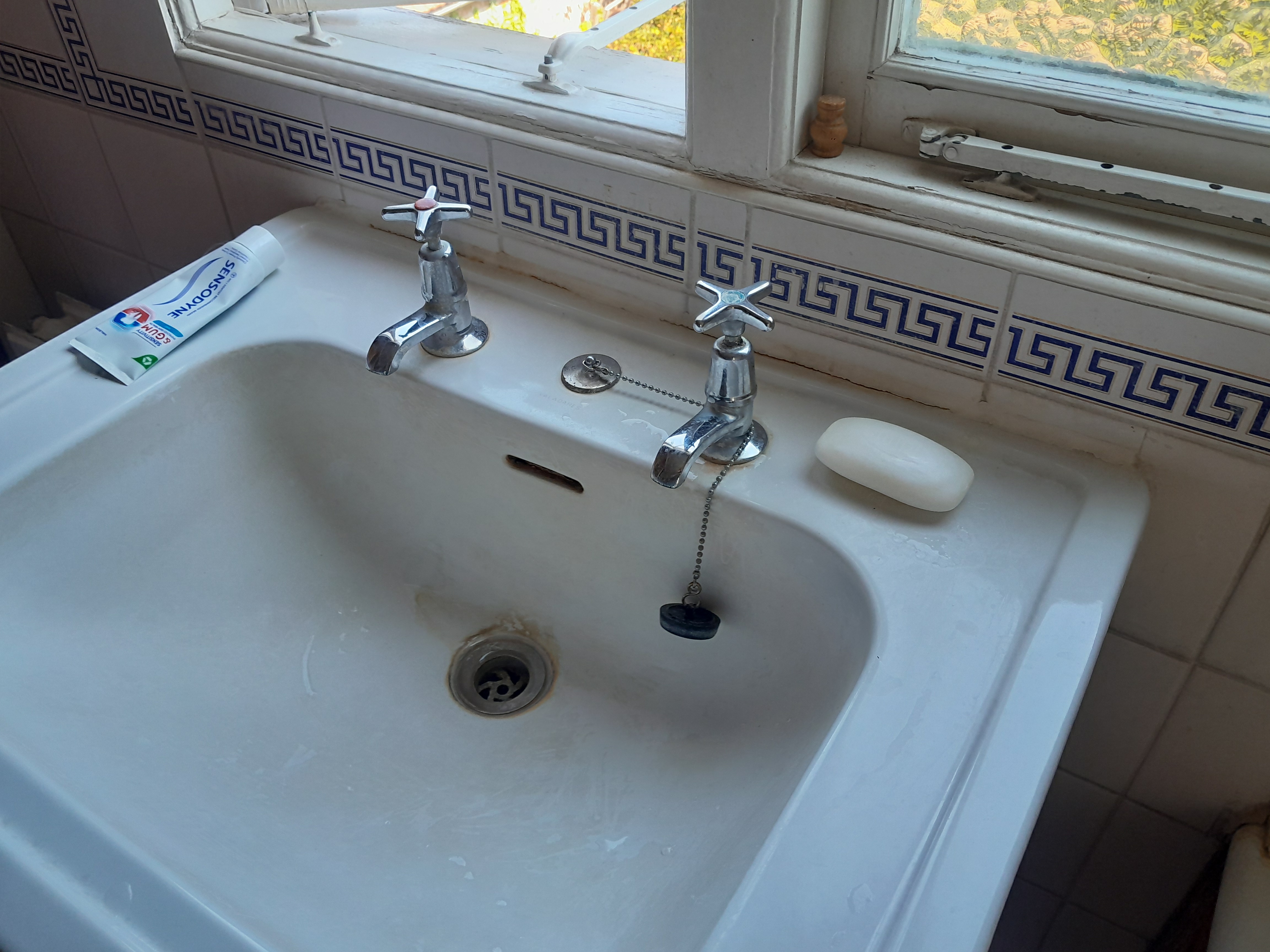Old bathroom sink and taps before replacement